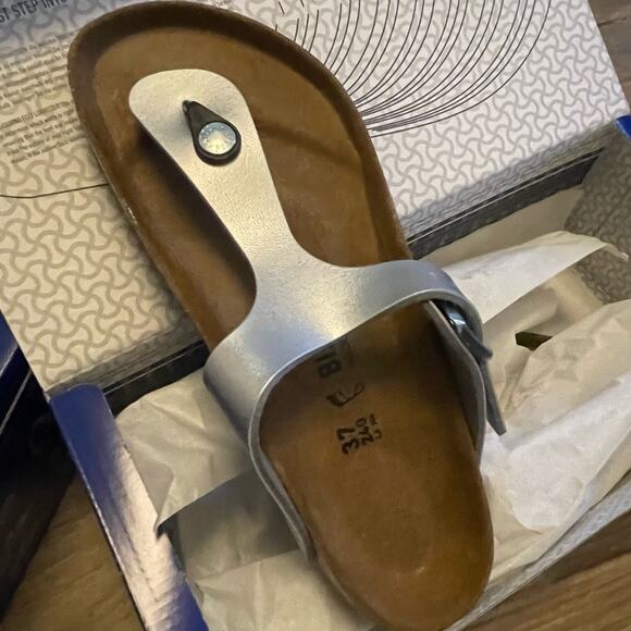 New Birkenstock Gizeh Soft Footbed Leather Metallic Silver Women's Size 37/US 6 - Picture 6 of 8